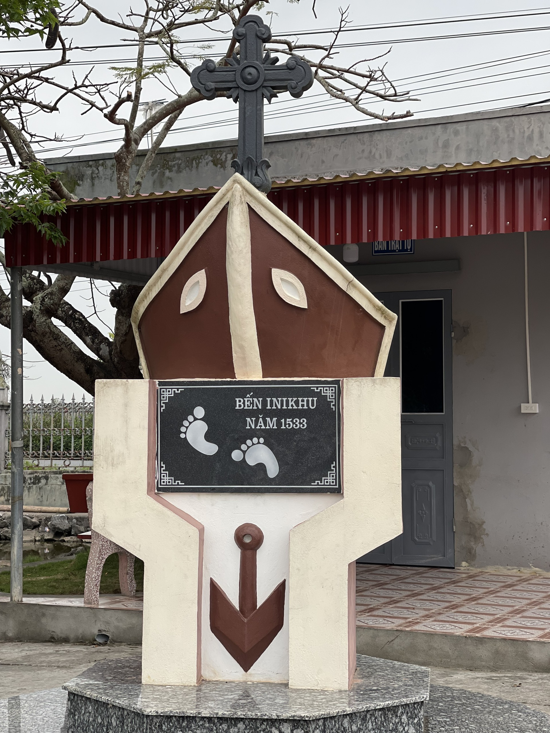 The memorial monument at Inikhu Landing Site (Bến Inikhu) in Lac Môn, Nam Đinh, believed to be one of the very first places where Catholicism entered Vietnam.